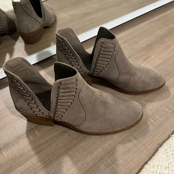 VINCE CAMUTO Pevista Bootie Suede - Picture 3 of 6